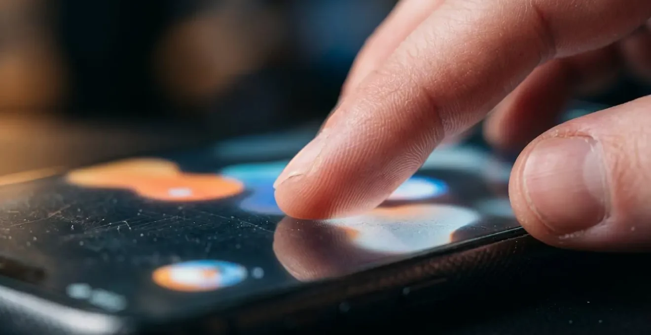 Gros plan sur une main tenant un smartphone montrant une notification d'activation de carte bancaire virtuelle