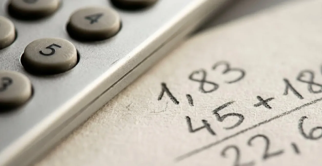 Détails macro d'un document financier montrant le calcul de la décote des revenus locatifs