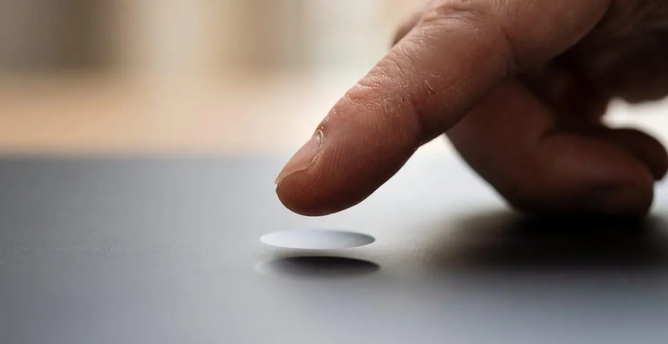 Métaphore visuelle du piège cognitif de la conversion dynamique au terminal de paiement
