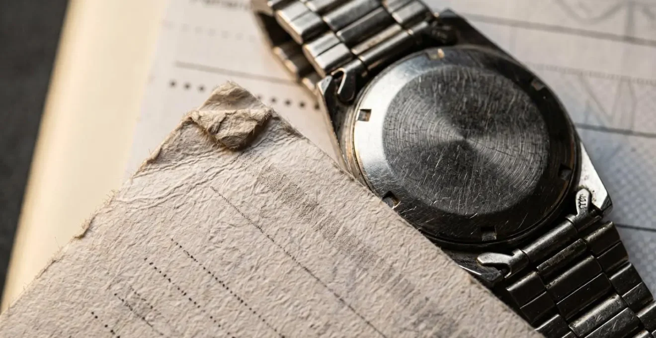 Examen minutieux de documents bancaires avec horloge symbolisant le délai de 13 mois